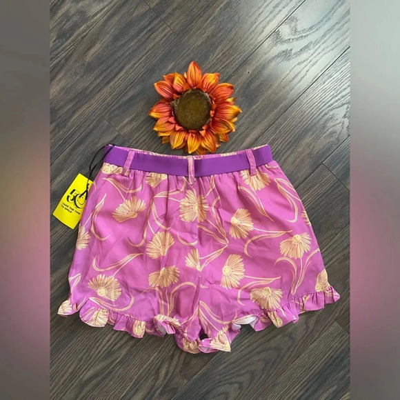 🦋B2G1🦋UNIQUE VINTAGE SMILEY Pink Floral Smiley Faced Belted Shorts NWT - Picture 5 of 8